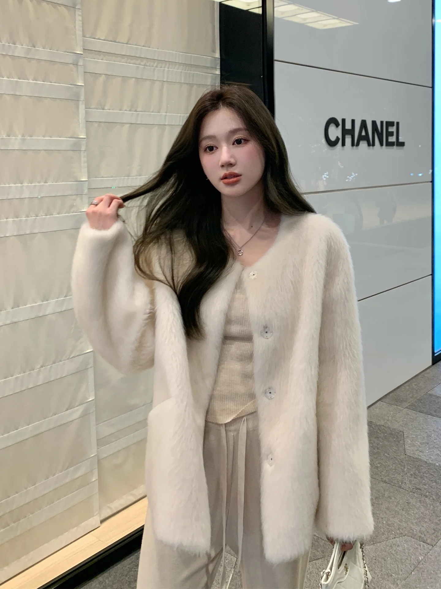 Новое женское пальто из овечьей шерсти с мехом, комфортное, теплое, декоративное, молодежное, подходит для круглогодичного использования.
Новое женское пальто из овечьей шерсти с мехом, комфортное, теплое, декоративное, молодежное, подходит для круглогодичного использования.