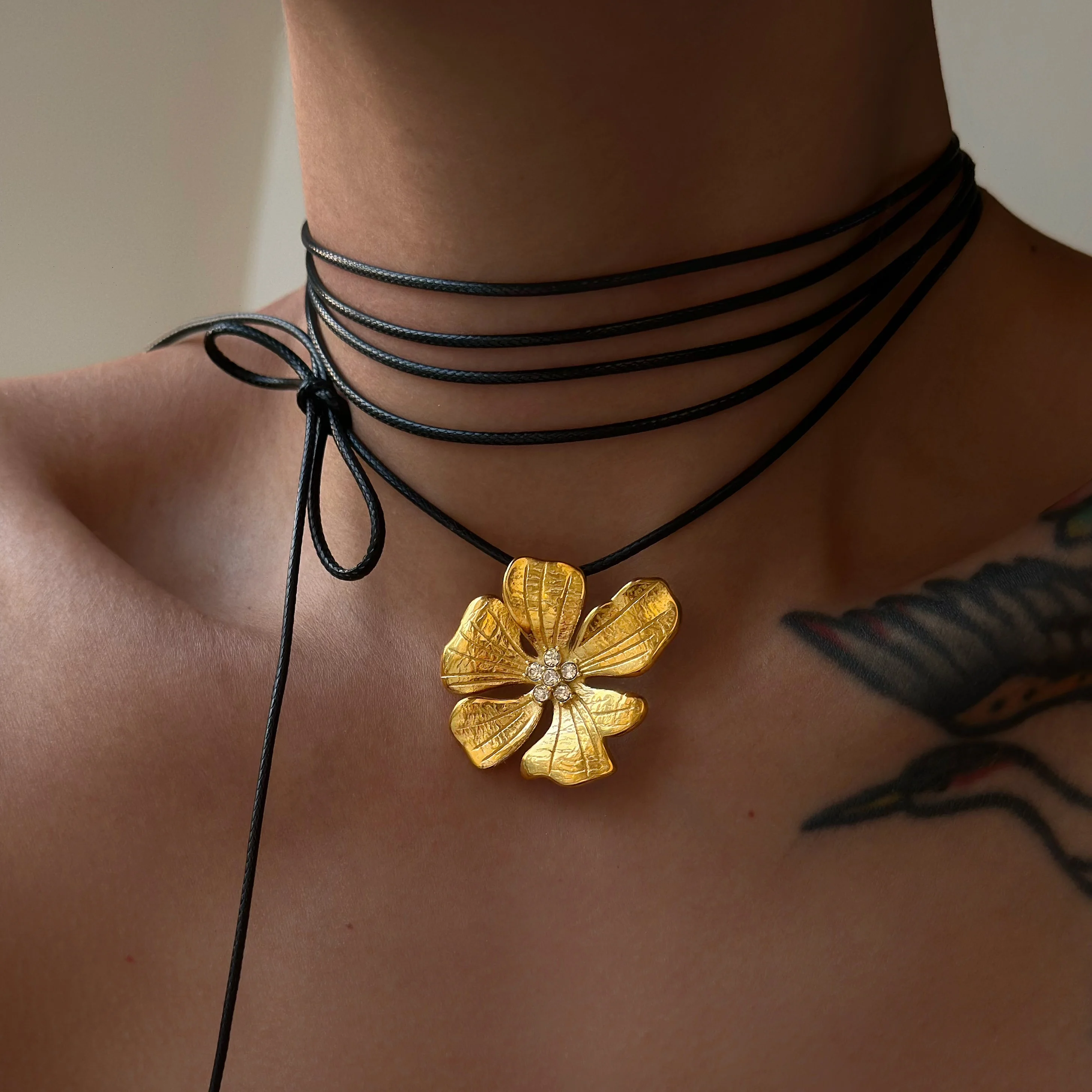 DASEIN New 18k Gold Plated Vintage Hibiscus Flower Embossed Necklace Stainless Steel Jewelry Gypsy Bound Dancer Pendant Women
DASEIN New 18k Gold Plated Vintage Hibiscus Flower Embossed Necklace Stainless Steel Jewelry Gypsy Bound Dancer Pendant Women
