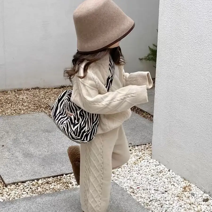 Girls Winter Clothes Set 2024 New Children Fashion Pullover Autumn and Winter Korean Foreign Style Two-piece Set Girls Clothes
Girls Winter Clothes Set 2024 New Children Fashion Pullover Autumn and Winter Korean Foreign Style Two-piece Set Girls Clothes