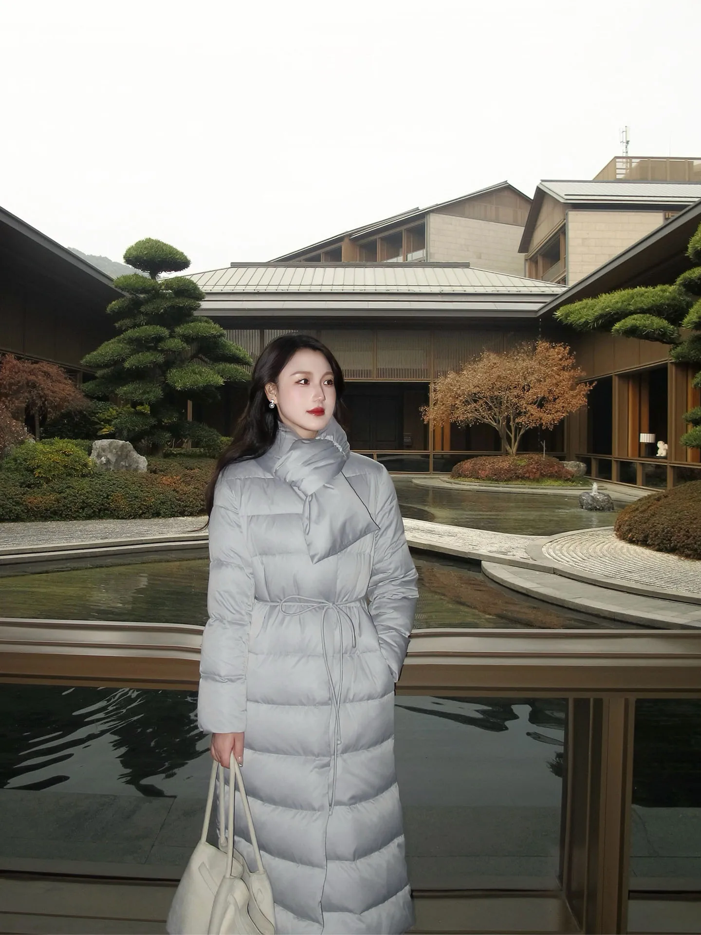 Женское пуховое пальто Zhao Youzhen Long Blue Fog в стиле ретро, с наполнителем из 90% белого утиного пуха, синее, длинное, осенне-зимнее, с завязками на талии
Женское пуховое пальто Zhao Youzhen Long Blue Fog в стиле ретро, с наполнителем из 90% белого утиного пуха, синее, длинное, осенне-зимнее, с завязками на талии