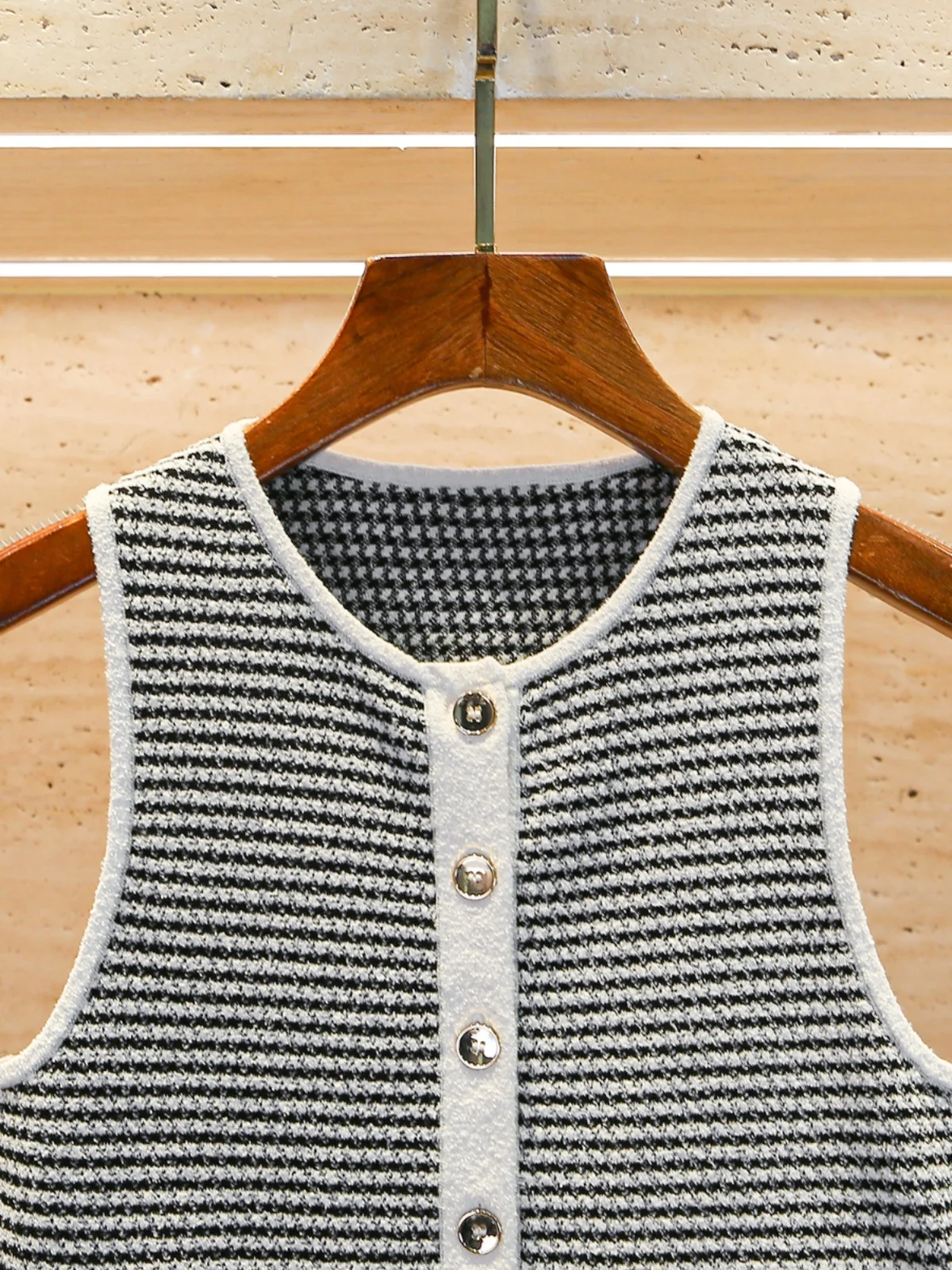 S Home South Oil High End Women's Small Fraance Sle Striped Knitted Vest Top Summer Faion Commute Regular Fit Button De...
S Home South Oil High End Women's Small Fraance Sle Striped Knitted Vest Top Summer Faion Commute Regular Fit Button De...