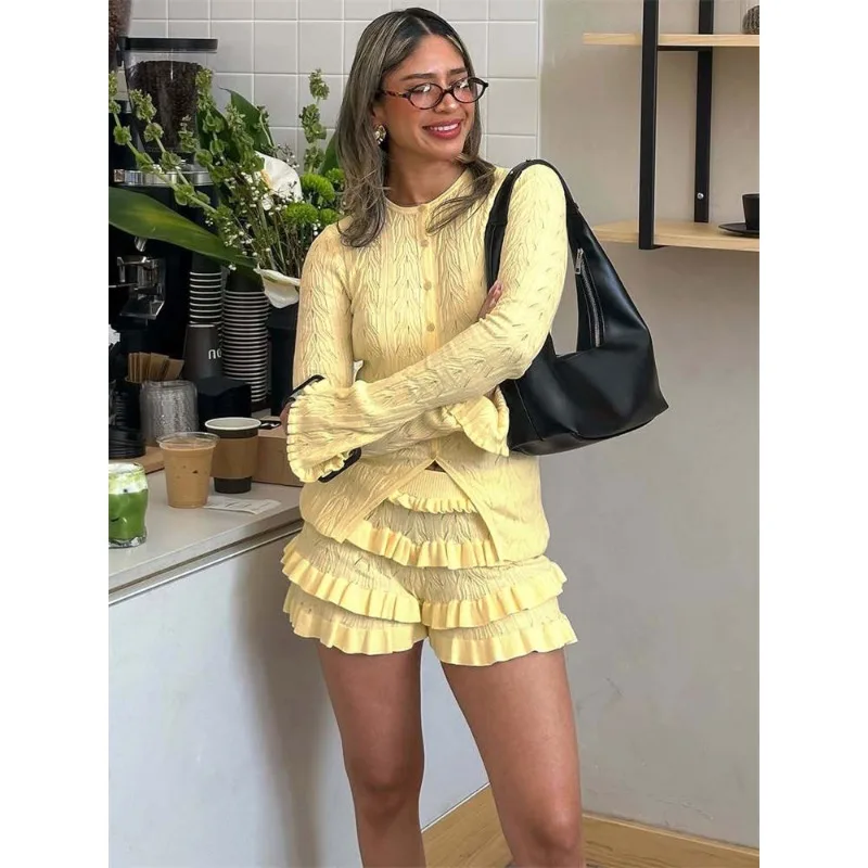 2025 НОВЫЙ летний вязаный комплект из 2 предметов с рюшами, шорты, женский лоскутный тонкий повседневный свитер с длинными рукавами, кардиган и женские шорты, комплект
2025 НОВЫЙ летний вязаный комплект из 2 предметов с рюшами, шорты, женский лоскутный тонкий повседневный свитер с длинными рукавами, кардиган и женские шорты, комплект