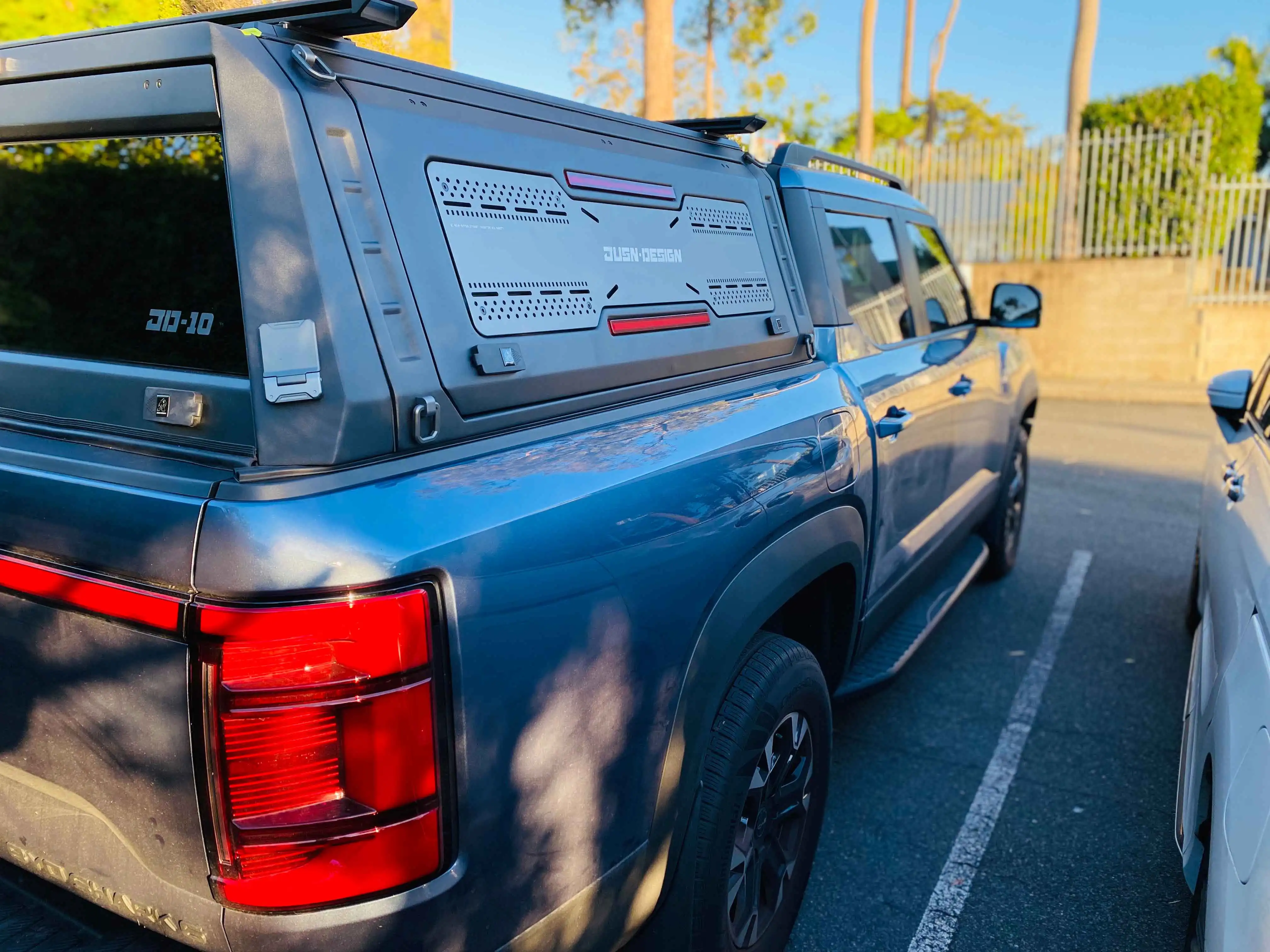 В наличии быстрая доставка, изготовленный на заказ алюминиевый жесткий навес для грузовика для BYD Shark 6.
В наличии быстрая доставка, изготовленный на заказ алюминиевый жесткий навес для грузовика для BYD Shark 6.