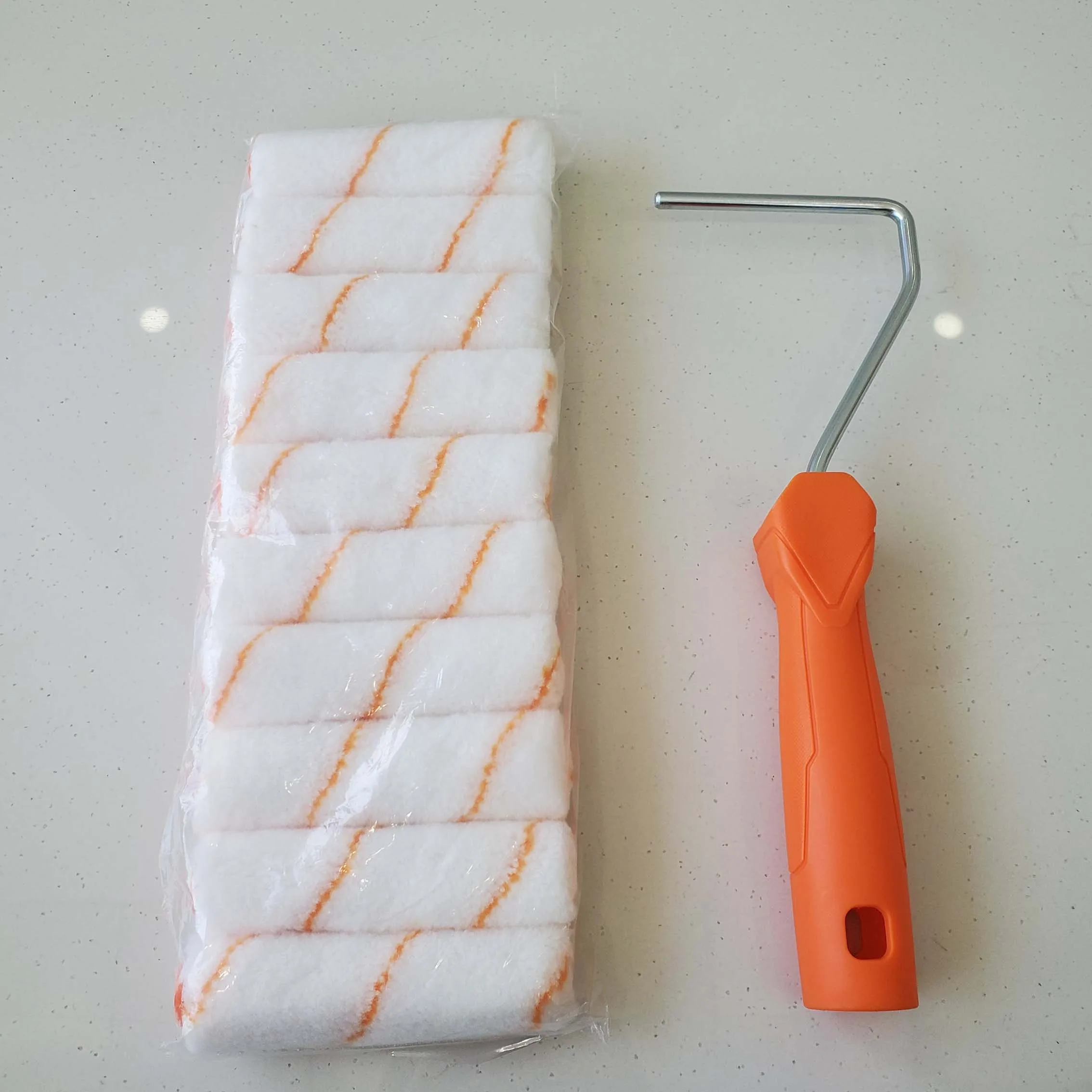 11 pieces of 4-inch roller brush with 1 handle bracket+10 polyester fabric rollers suitable for small area painting
11 pieces of 4-inch roller brush with 1 handle bracket+10 polyester fabric rollers suitable for small area painting