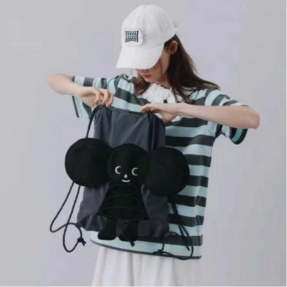 Модный повседневный рюкзак с героями мультфильмов, очаровательная школьная сумка большой емкости, легкая черная двойная сумка на шнурке для девочек
Модный повседневный рюкзак с героями мультфильмов, очаровательная школьная сумка большой емкости, легкая черная двойная сумка на шнурке для девочек