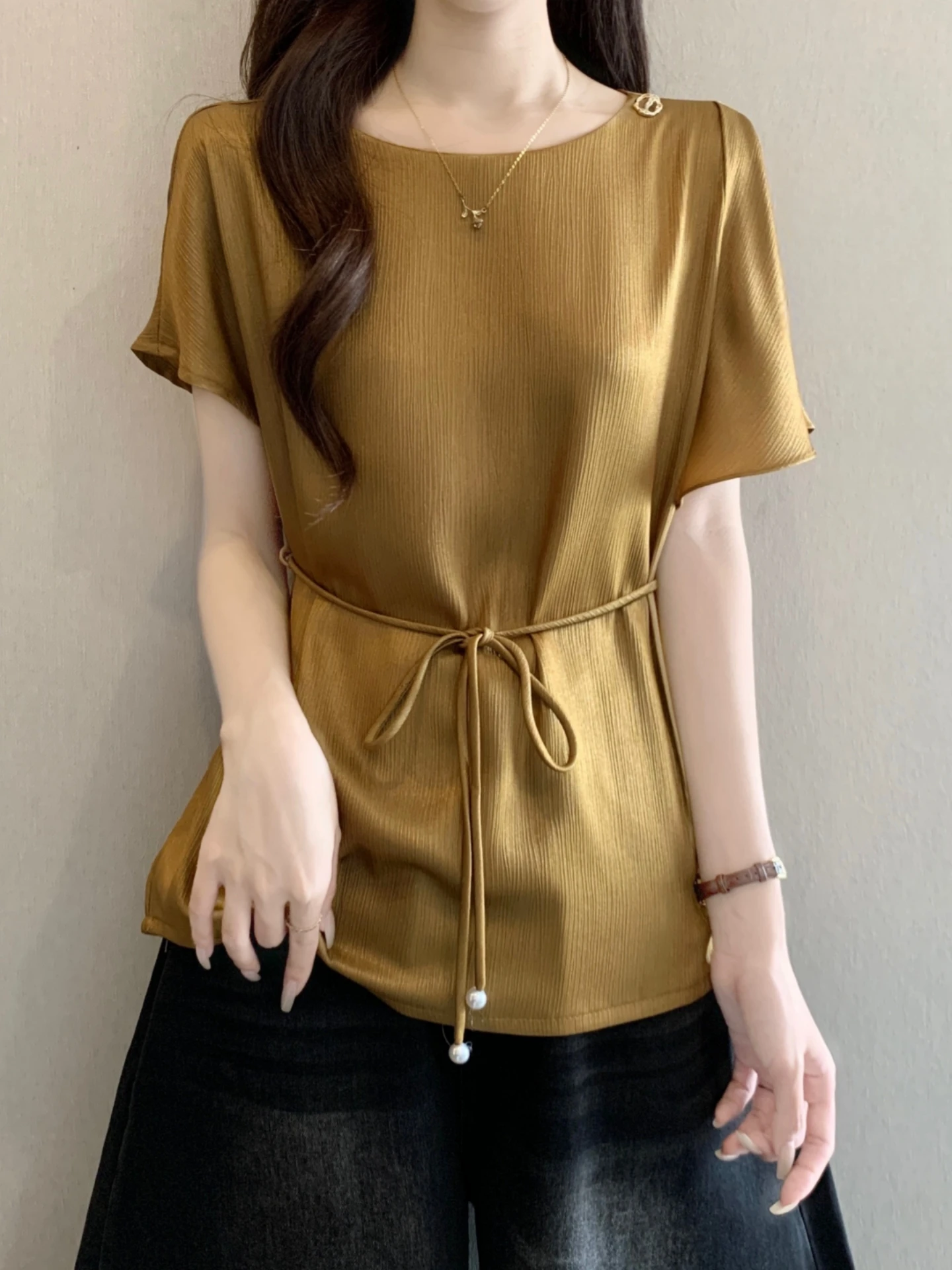 Acetate Satin Short Sleeve Base Shirt Women's Summer New plus Size Slimming High Waist Belted Top Korean Style Commute Wind
Acetate Satin Short Sleeve Base Shirt Women's Summer New plus Size Slimming High Waist Belted Top Korean Style Commute Wind