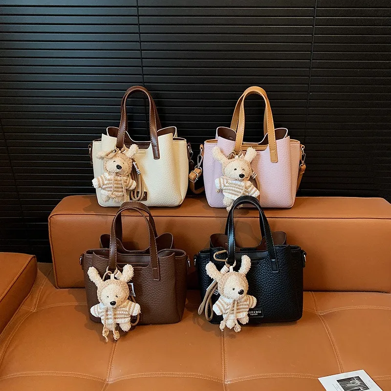 Classic Design Sense Handbag New Fashion Messenger Bag Women's High Sense Women's One-shoulder Handbag Handbag To Send Dolls.
Classic Design Sense Handbag New Fashion Messenger Bag Women's High Sense Women's One-shoulder Handbag Handbag To Send Dolls.