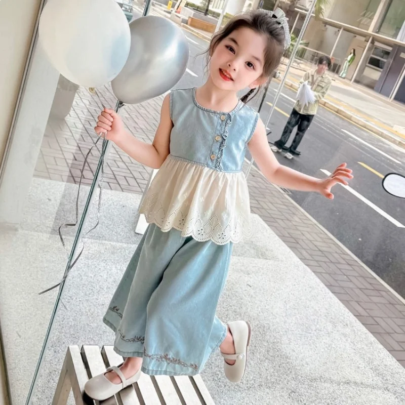 Girls' Summer Outfit2026New sleeveless summer outfit for baby girls, denim two-piece set for toddlers
Girls' Summer Outfit2026New sleeveless summer outfit for baby girls, denim two-piece set for toddlers