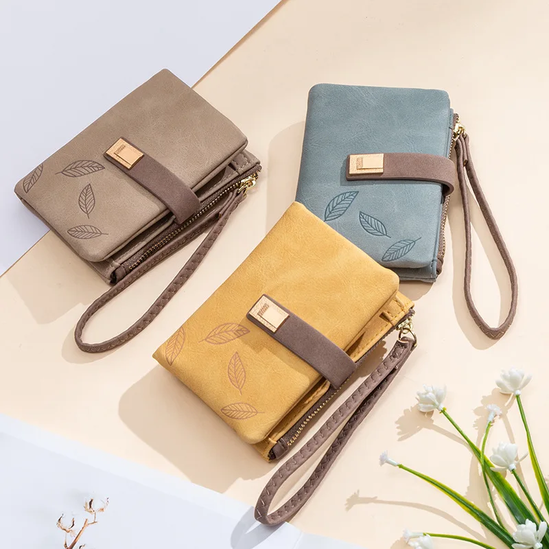Fashion Leaf Print Short Wallet Women Frosted Leather Card Holder Lady Clutch With Wrist Strap High-quality Zipper Coin Purse
Fashion Leaf Print Short Wallet Women Frosted Leather Card Holder Lady Clutch With Wrist Strap High-quality Zipper Coin Purse