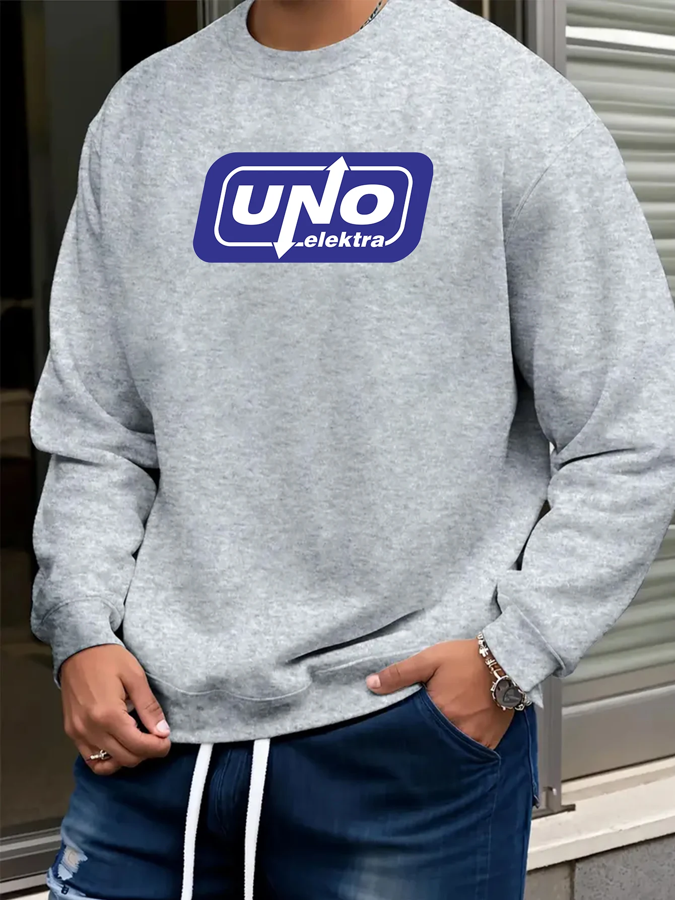 Мужской серый свитер оверсайз с синим принтом в стиле UNO — мягкий пуловер с круглым вырезом и длинными рукавами
Мужской серый свитер оверсайз с синим принтом в стиле UNO — мягкий пуловер с круглым вырезом и длинными рукавами