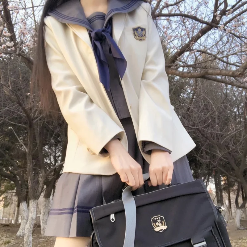 Original Design Long Sleeve Three Button Uniform Jacket Pure Color Women's Autumn Fashionable Slim Fit JK Style Suit Coat
Original Design Long Sleeve Three Button Uniform Jacket Pure Color Women's Autumn Fashionable Slim Fit JK Style Suit Coat