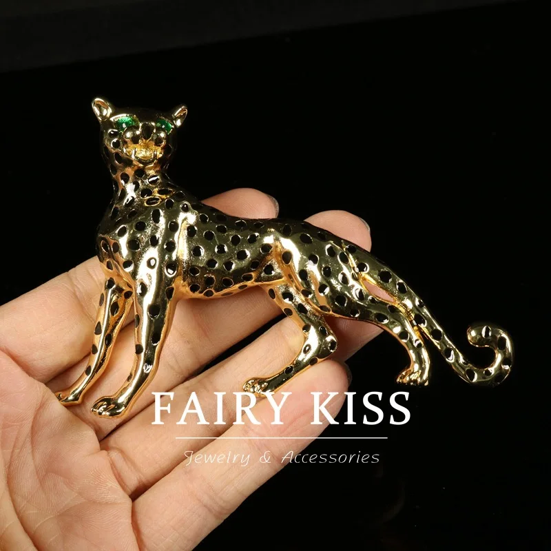 Medieval exquisite electroplated animal brooch black enamel leopard elegant alloy chest ornament brooch
Medieval exquisite electroplated animal brooch black enamel leopard elegant alloy chest ornament brooch