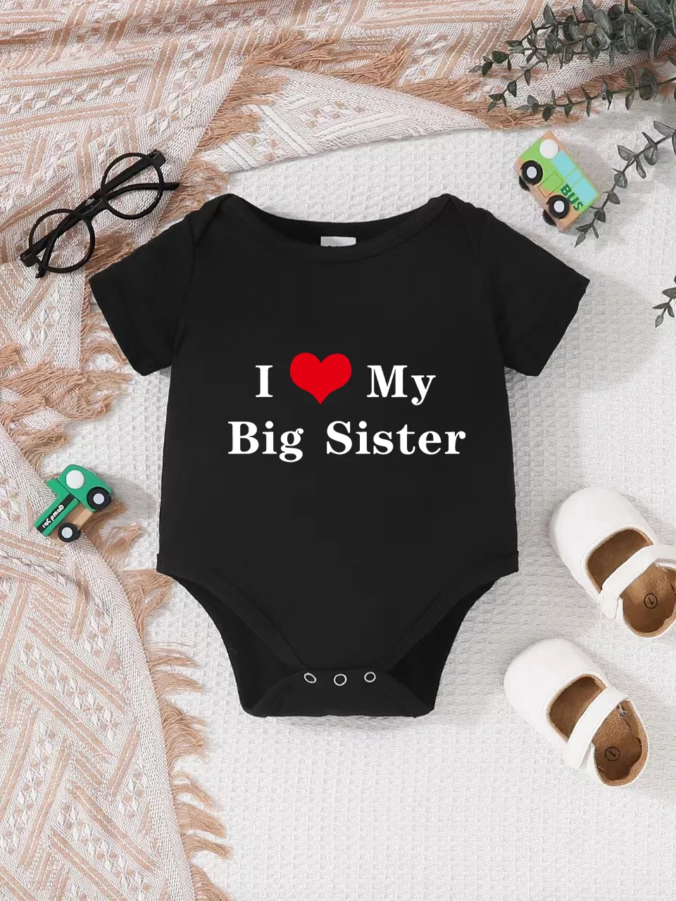 Playful letter-printed baby short-sleeve triangle bodysuit. Button closure for easy dressing
Playful letter-printed baby short-sleeve triangle bodysuit. Button closure for easy dressing