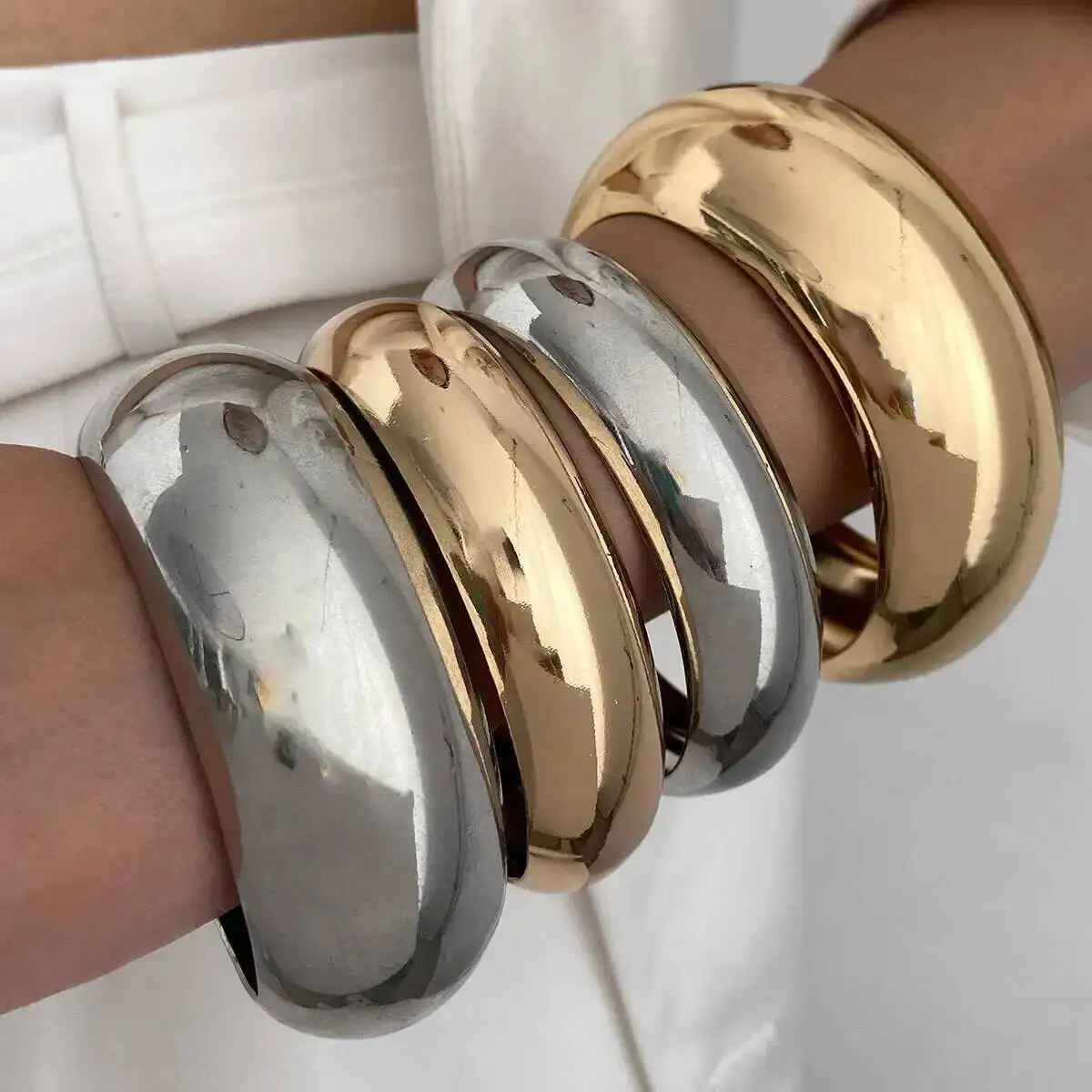SHIXIN 4Pcs/Set Minimalist Gold Color Silver Color Wide Bracelets for Women Punk Smooth Round Stackable Bangle Party Jewelry
SHIXIN 4Pcs/Set Minimalist Gold Color Silver Color Wide Bracelets for Women Punk Smooth Round Stackable Bangle Party Jewelry