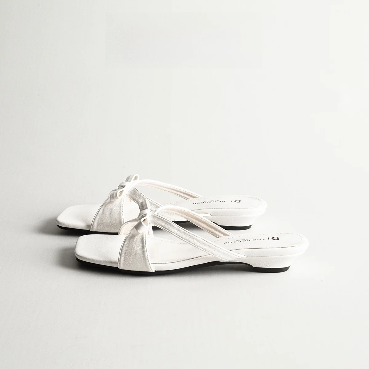 Low-Heel Open-Toe Women's Slippers Cross Knot Casual Comfortable Korean Style Sandals Suitable for Outdoor Wear
Low-Heel Open-Toe Women's Slippers Cross Knot Casual Comfortable Korean Style Sandals Suitable for Outdoor Wear