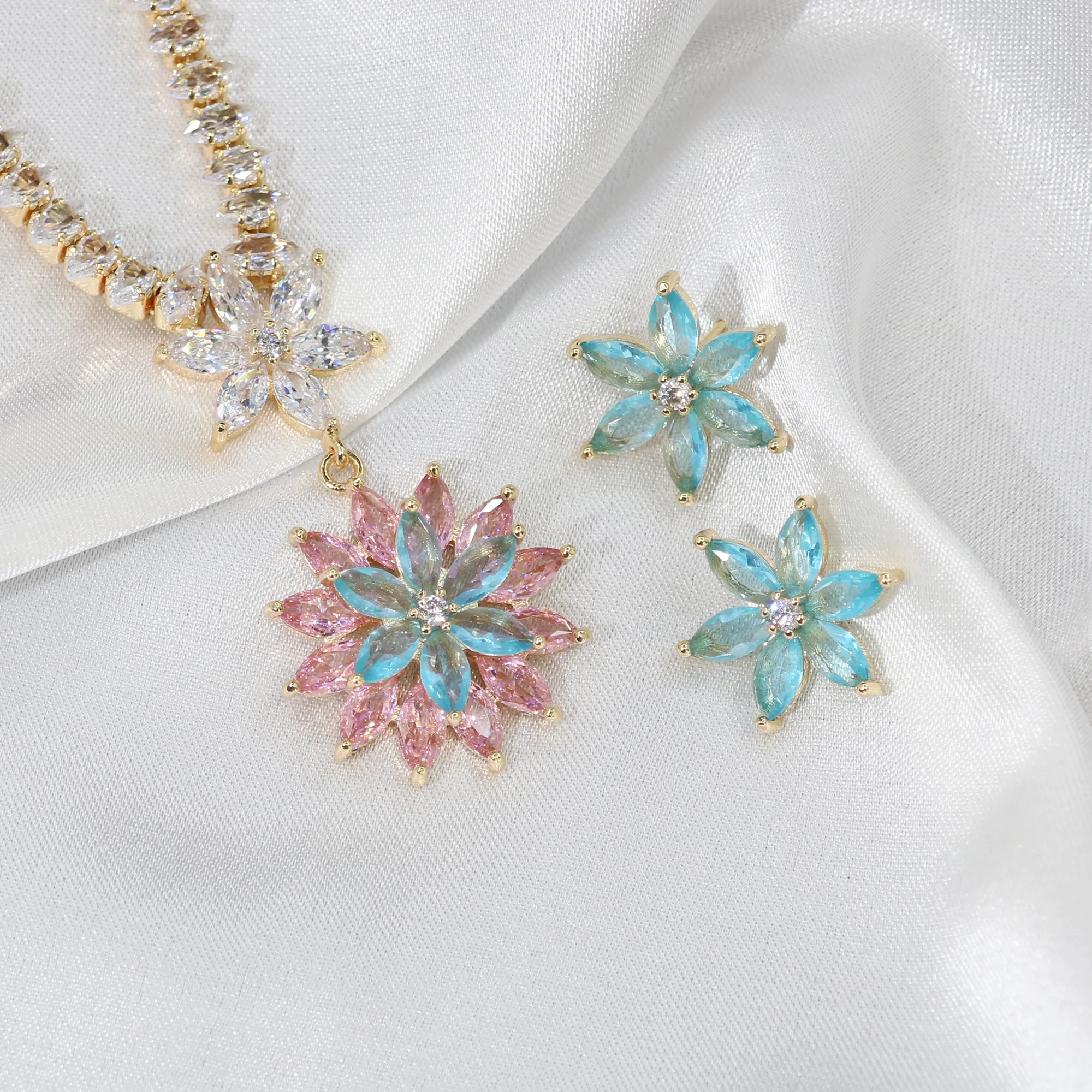 Fashion Women Necklace Earrings Jewelry Set High Quality Cubic Zirconia Flower Pendant Necklace Earrings Set for Wedding Banquet
Fashion Women Necklace Earrings Jewelry Set High Quality Cubic Zirconia Flower Pendant Necklace Earrings Set for Wedding Banquet