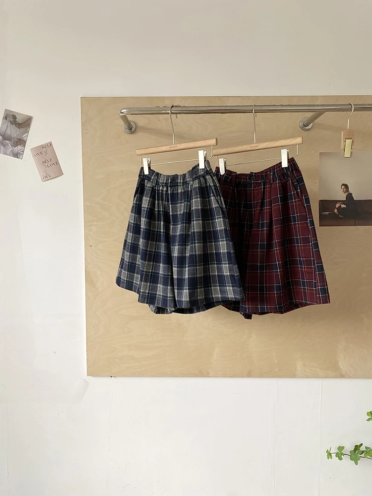 2025 autumn new lazy style woolen contrasting color straight leg casual pants retro high waisted wide leg checkered shorts
2025 autumn new lazy style woolen contrasting color straight leg casual pants retro high waisted wide leg checkered shorts