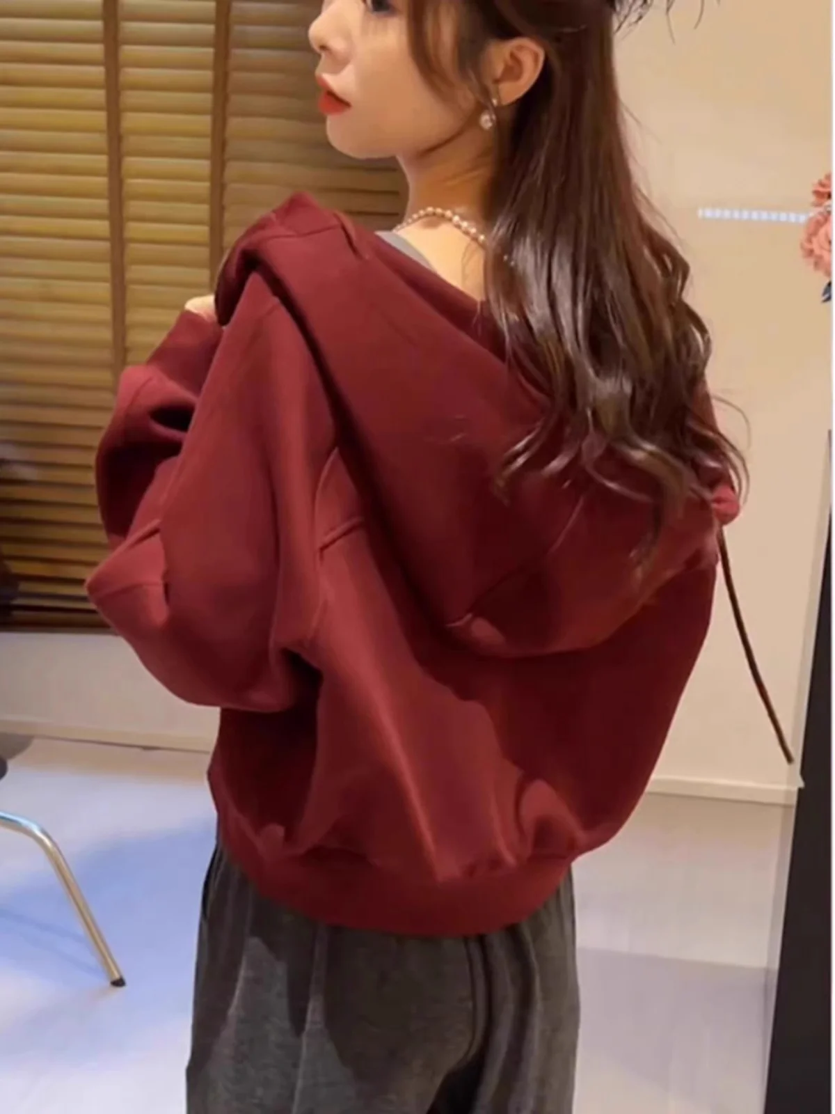 Красный винный цвет, американский ретро-кардиган с капюшоном для женщин, новинка 2025 года, модная верхняя одежда для осени и зимы
Красный винный цвет, американский ретро-кардиган с капюшоном для женщин, новинка 2025 года, модная верхняя одежда для осени и зимы