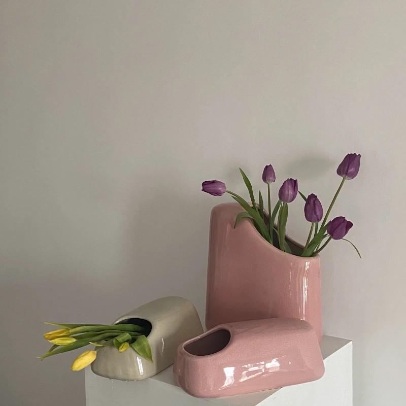 The ceramic vase is so big and heavy
The ceramic vase is so big and heavy