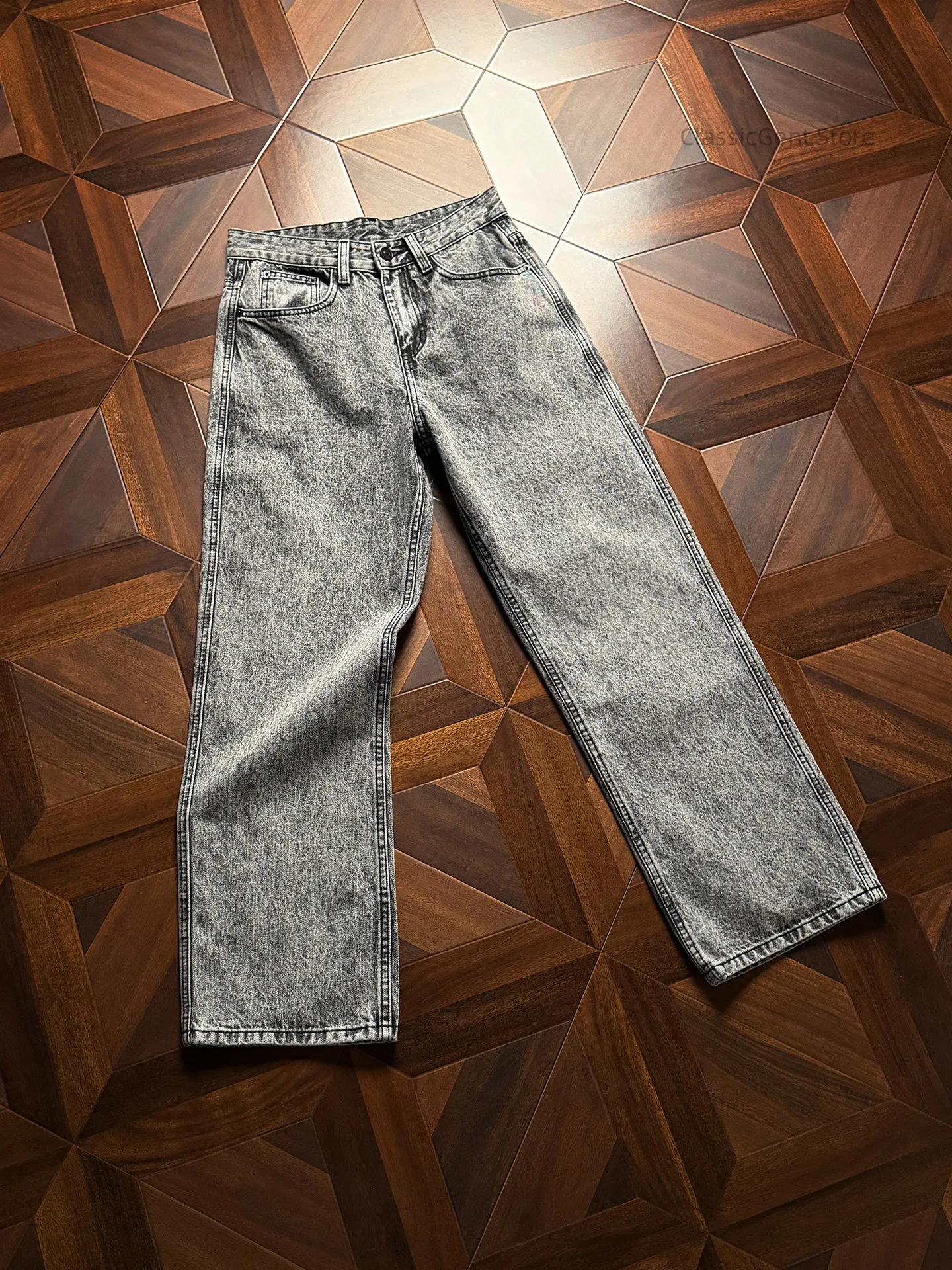 Grey-toned mottled graphite washed 11oz jeans cleanfit loose straight
Grey-toned mottled graphite washed 11oz jeans cleanfit loose straight