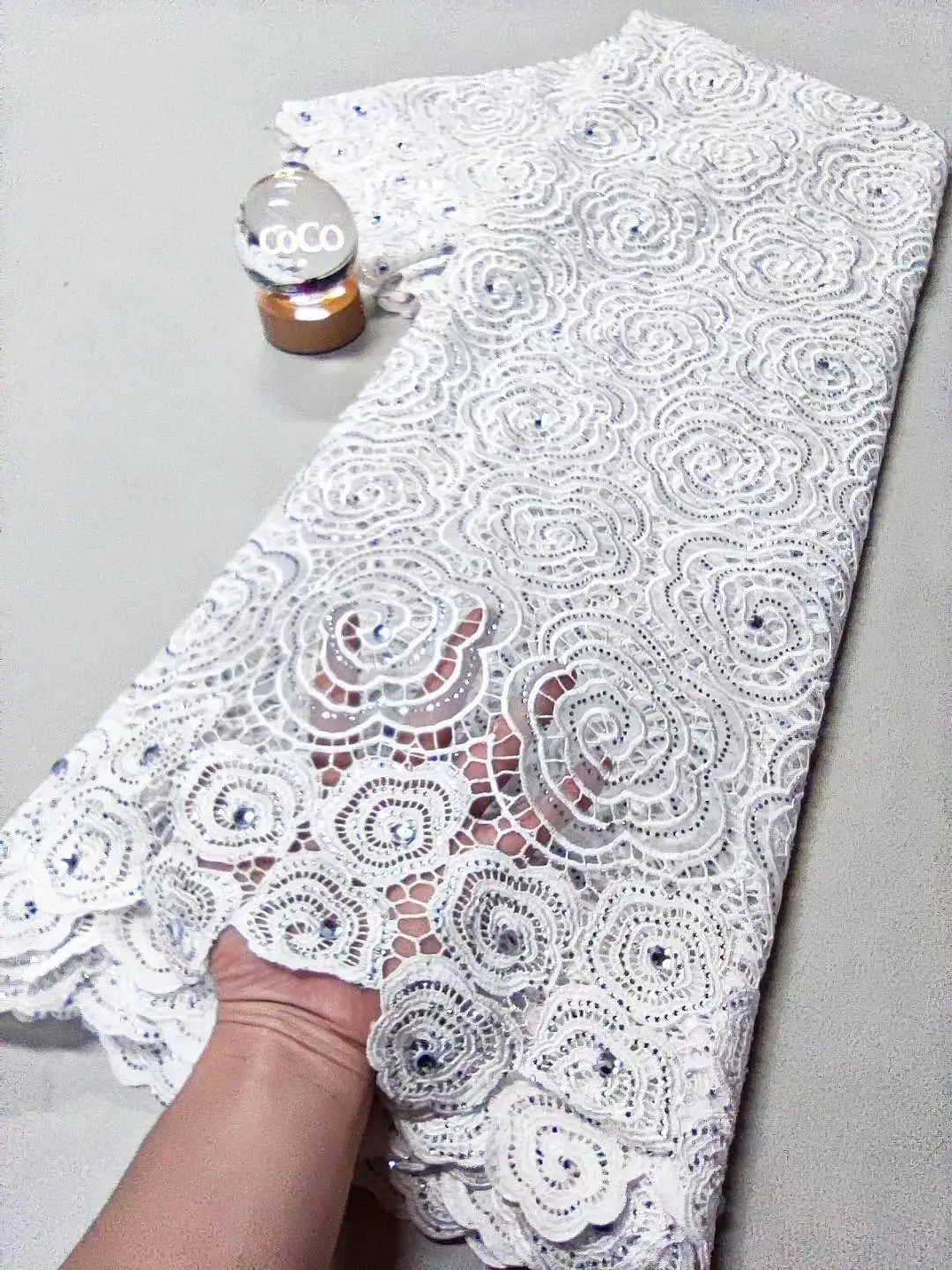 High-Quality African Nigerian Tulle Lace Fabric Embroidery Sequins French Guipure Fabric for DIY Party/Wedding Dresses (5Yards)
High-Quality African Nigerian Tulle Lace Fabric Embroidery Sequins French Guipure Fabric for DIY Party/Wedding Dresses (5Yards)