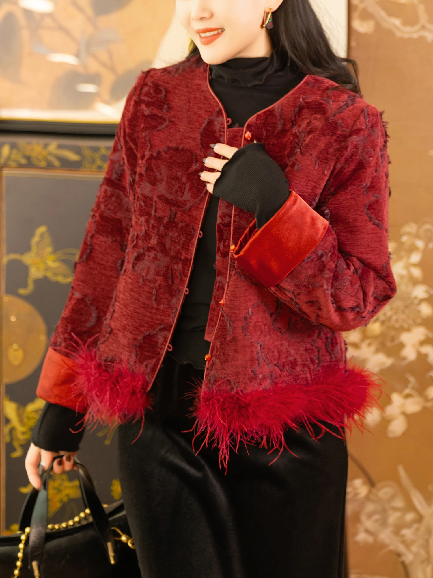 Женская хлопковая куртка из серии Yearly Fashion с вышивкой перьев на подоле, утепленная, с длинными рукавами и круглым вырезом
Женская хлопковая куртка из серии Yearly Fashion с вышивкой перьев на подоле, утепленная, с длинными рукавами и круглым вырезом