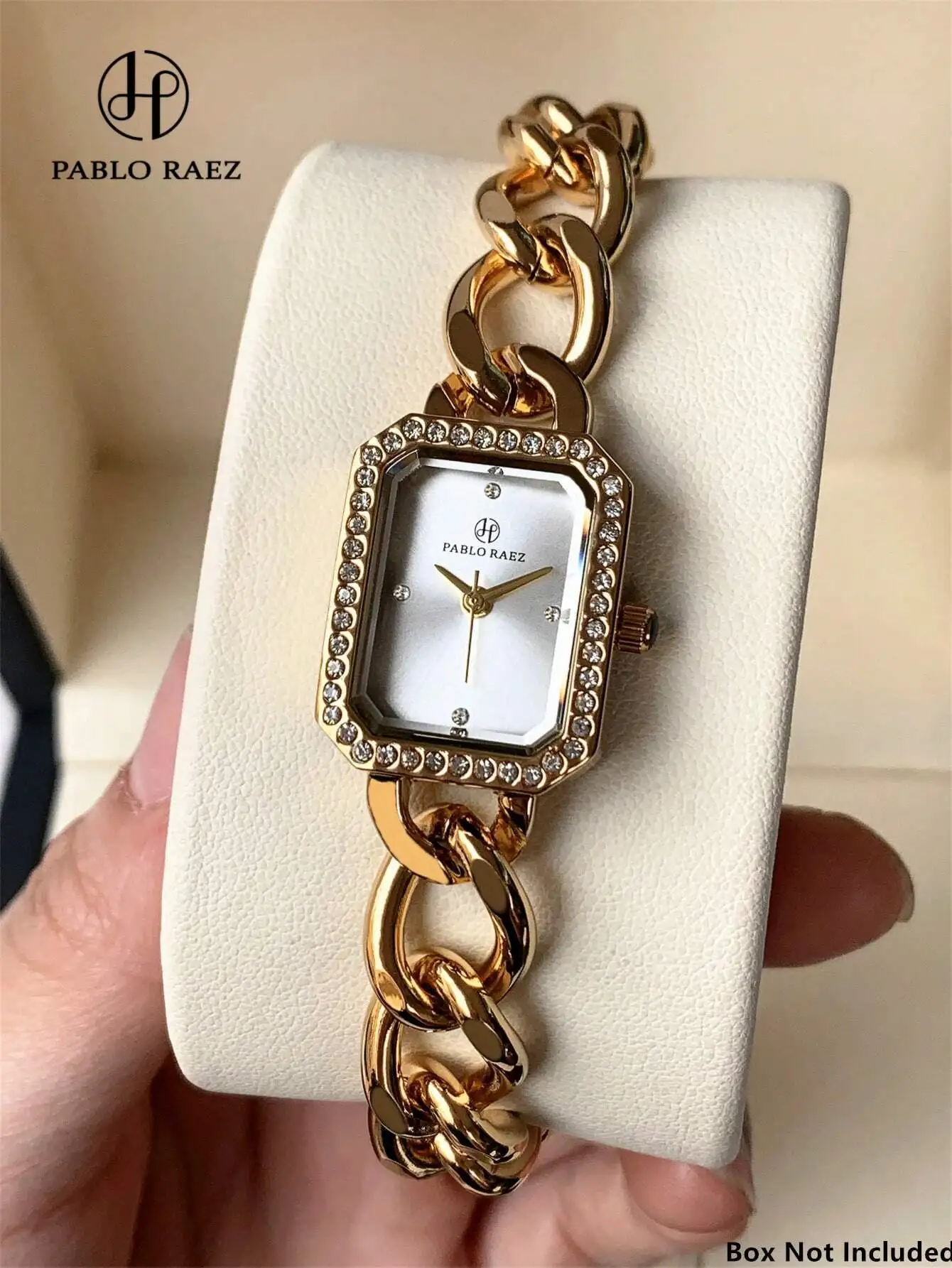 Прямоугольные часы золотистого цвета с кристаллическим безелем и массивным ремешком-цепочкой
Прямоугольные часы золотистого цвета с кристаллическим безелем и массивным ремешком-цепочкой