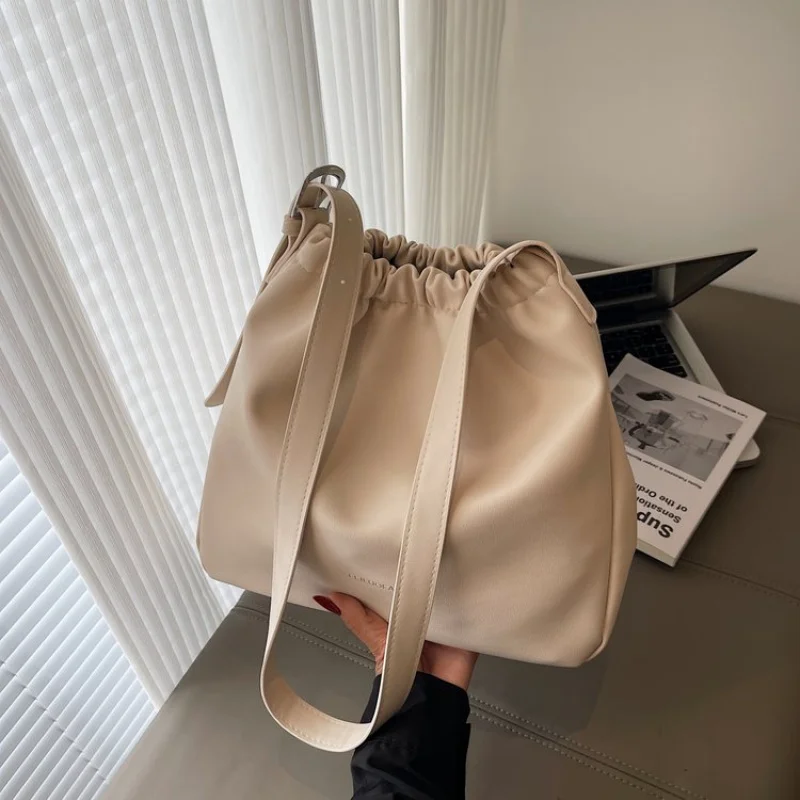 Модная кожаная женская сумка Элитный бренд Элегантная классическая парижская модная винтажная повседневная пригородная сумка
Модная кожаная женская сумка Элитный бренд Элегантная классическая парижская модная винтажная повседневная пригородная сумка 