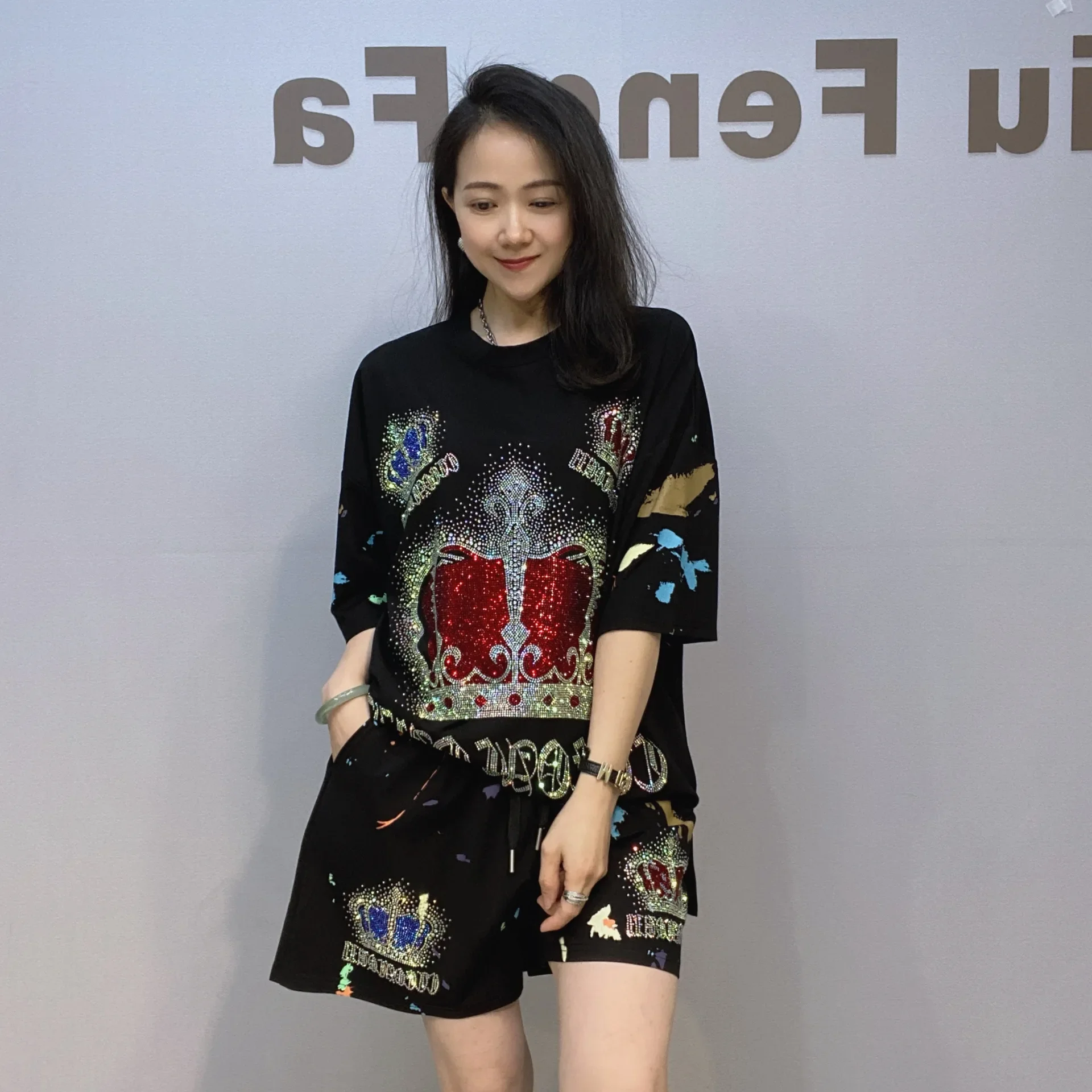 2 Piece Glitter Tracksuit Women Short Sets Crown Diamonds Loose Suit Summer Thin Knitting Clothing Ensemble Femme 2 Pièces
2 Piece Glitter Tracksuit Women Short Sets Crown Diamonds Loose Suit Summer Thin Knitting Clothing Ensemble Femme 2 Pièces