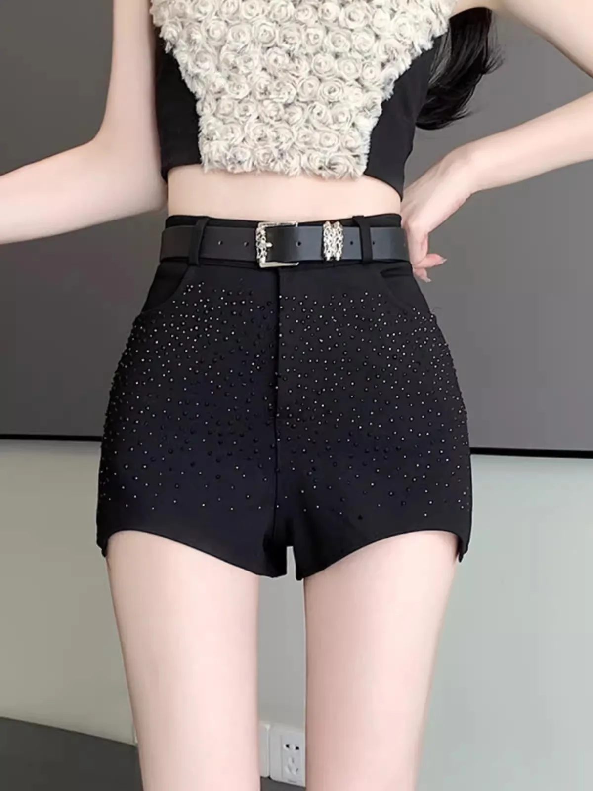 New 2024 Summer High Quality Hot Drill Elastic Straight Leg Shorts Women Fashion Solid High Waist Short Twide Leg Pants
New 2024 Summer High Quality Hot Drill Elastic Straight Leg Shorts Women Fashion Solid High Waist Short Twide Leg Pants