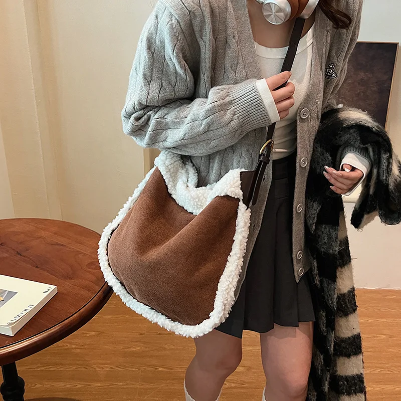 Retro PU Leather High Capacity Shoulder Bag For Women 2024 Winter Trend New Y2K Plush Handbags Females Crossbody Bags
Retro PU Leather High Capacity Shoulder Bag For Women 2024 Winter Trend New Y2K Plush Handbags Females Crossbody Bags