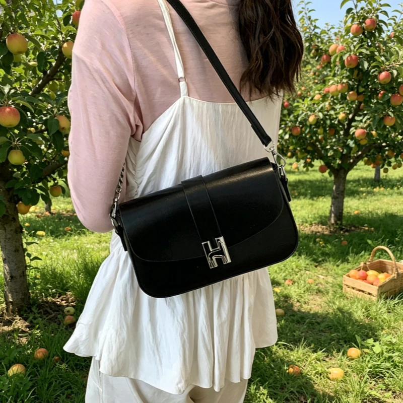 New fashionable and trendy women's shoulder bag, classic casual party handbag with luxurious designer letter logo
New fashionable and trendy women's shoulder bag, classic casual party handbag with luxurious designer letter logo