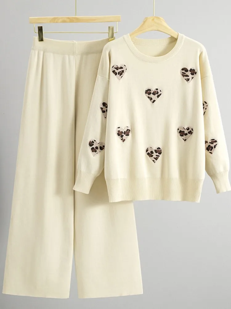 2025 Зимние базовые женские костюмы, женский пуловер с длинными рукавами и широкие брюки, цветные повседневные вязаные осенние комплекты из 2 предметов 
2025 Зимние базовые женские костюмы, женский пуловер с длинными рукавами и широкие брюки, цветные повседневные вязаные осенние комплекты из 2 предметов