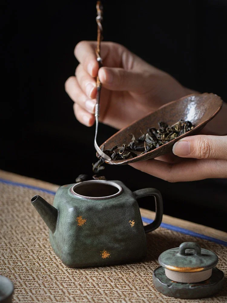 Xiyuanji Bronze Green Painted Gold Square Pot Ceramic Teapot Home Tea Pot 2024 New Tea Pot Single Pot Tea Set
Xiyuanji Bronze Green Painted Gold Square Pot Ceramic Teapot Home Tea Pot 2024 New Tea Pot Single Pot Tea Set