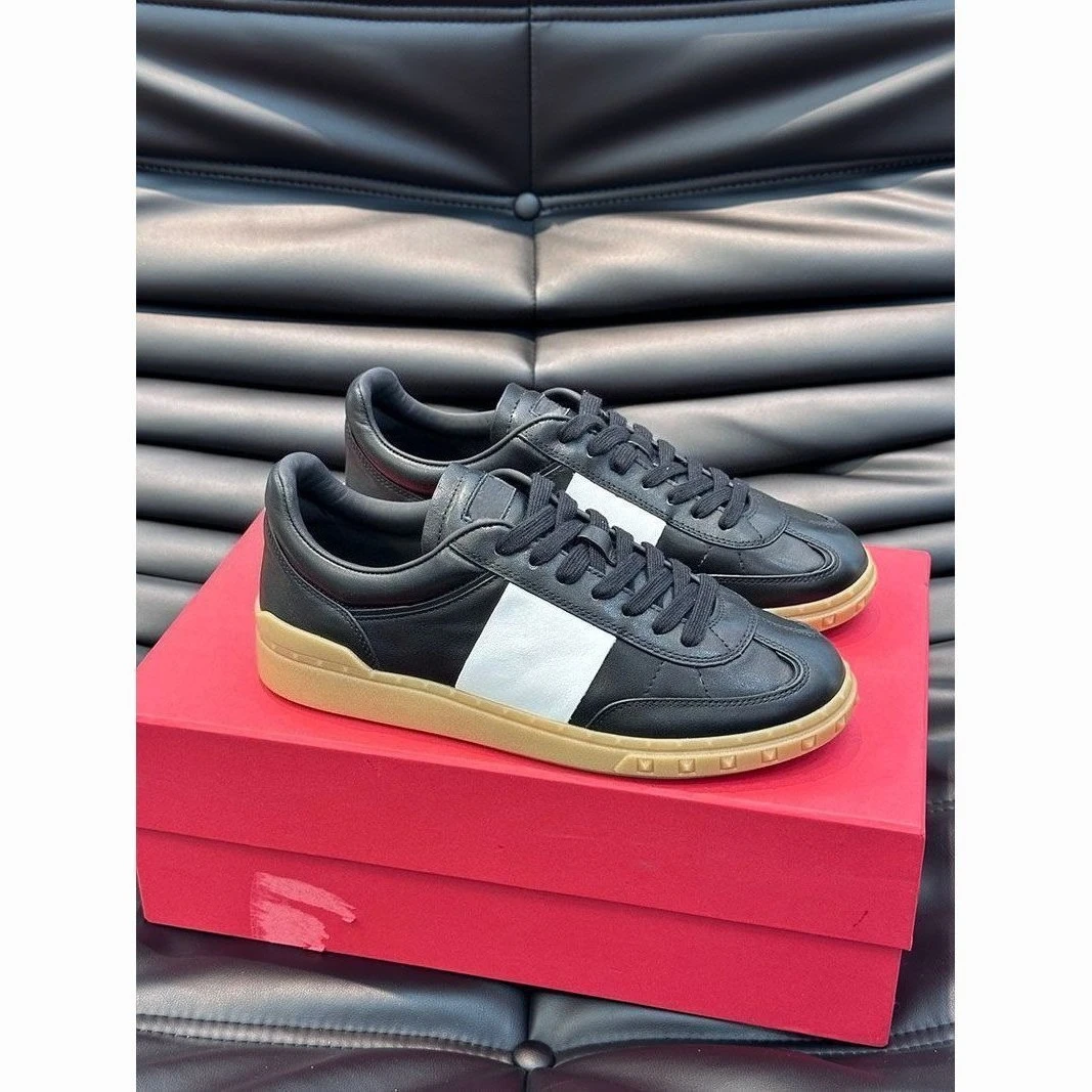 2026 Retro suede cowhide shoes with rivets, breathable, casual, sports, moral training, versatile board shoes, men's shoes
2026 Retro suede cowhide shoes with rivets, breathable, casual, sports, moral training, versatile board shoes, men's shoes
