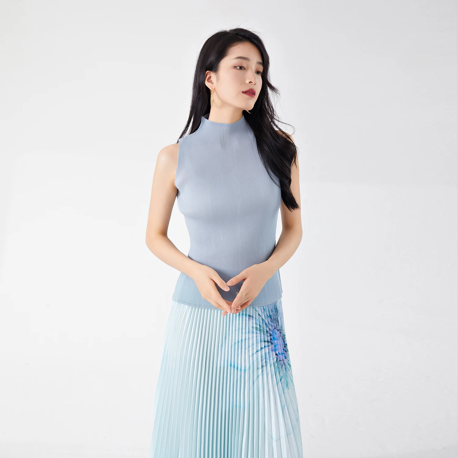Miyake Summer Fashion Women Vest Top Elegant Turtleneck Sleeveless T-shirt Pleated Design Stretch Solid Color Tops
Miyake Summer Fashion Women Vest Top Elegant Turtleneck Sleeveless T-shirt Pleated Design Stretch Solid Color Tops