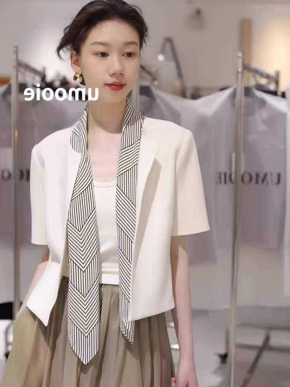 Short Sleeve Shawl Collar Lightweight Summer Dress Outerwear for Small Stature Women with Strapless Dress
Short Sleeve Shawl Collar Lightweight Summer Dress Outerwear for Small Stature Women with Strapless Dress