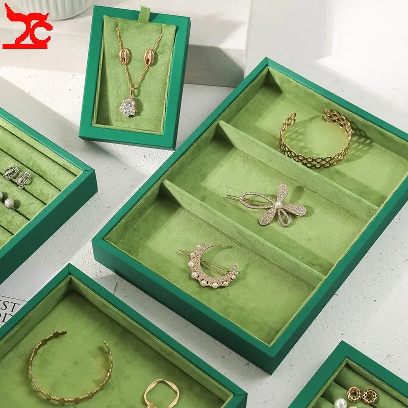 Зеленый кожаный лоток для украшений с бархатной отделкой, органайзер для хранения колец, браслетов, серег, брошей, часов и ожерелий
Зеленый кожаный лоток для украшений с бархатной отделкой, органайзер для хранения колец, браслетов, серег, брошей, часов и ожерелий