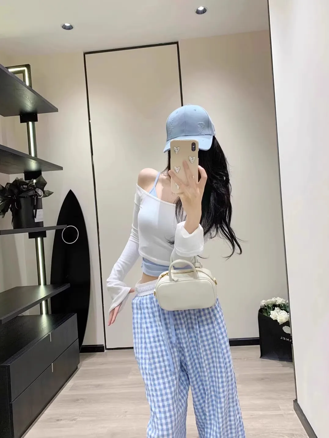 Модный комплект: приталенная футболка с одним открытым плечом и длинным рукавом, а также брюки с высокой талией и широкими штанинами. Новинка Лето 2025.
Модный комплект: приталенная футболка с одним открытым плечом и длинным рукавом, а также брюки с высокой талией и широкими штанинами. Новинка Лето 2025.