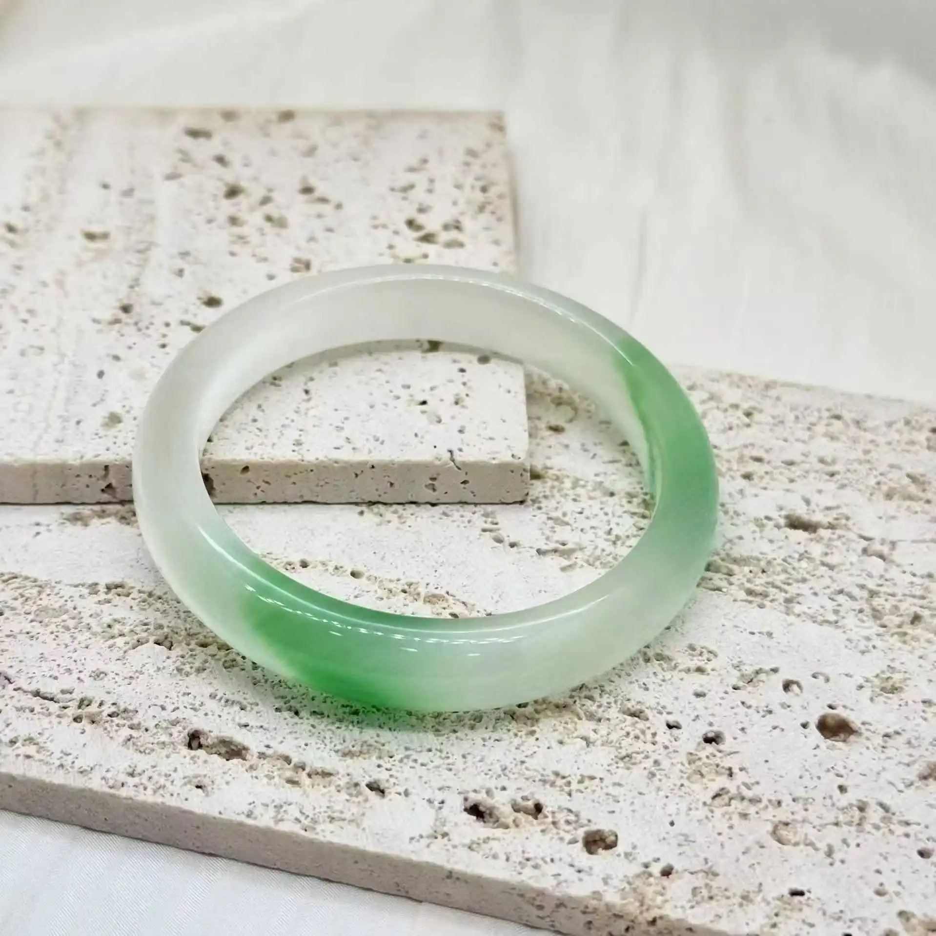 Новый браслет с эффектом кошачьего глаза, с изображением плавающего цветка и зеленого льда, сочетающий горные и водные мотивы, модный и универсальный.
Новый браслет с эффектом кошачьего глаза, с изображением плавающего цветка и зеленого льда, сочетающий горные и водные мотивы, модный и универсальный.