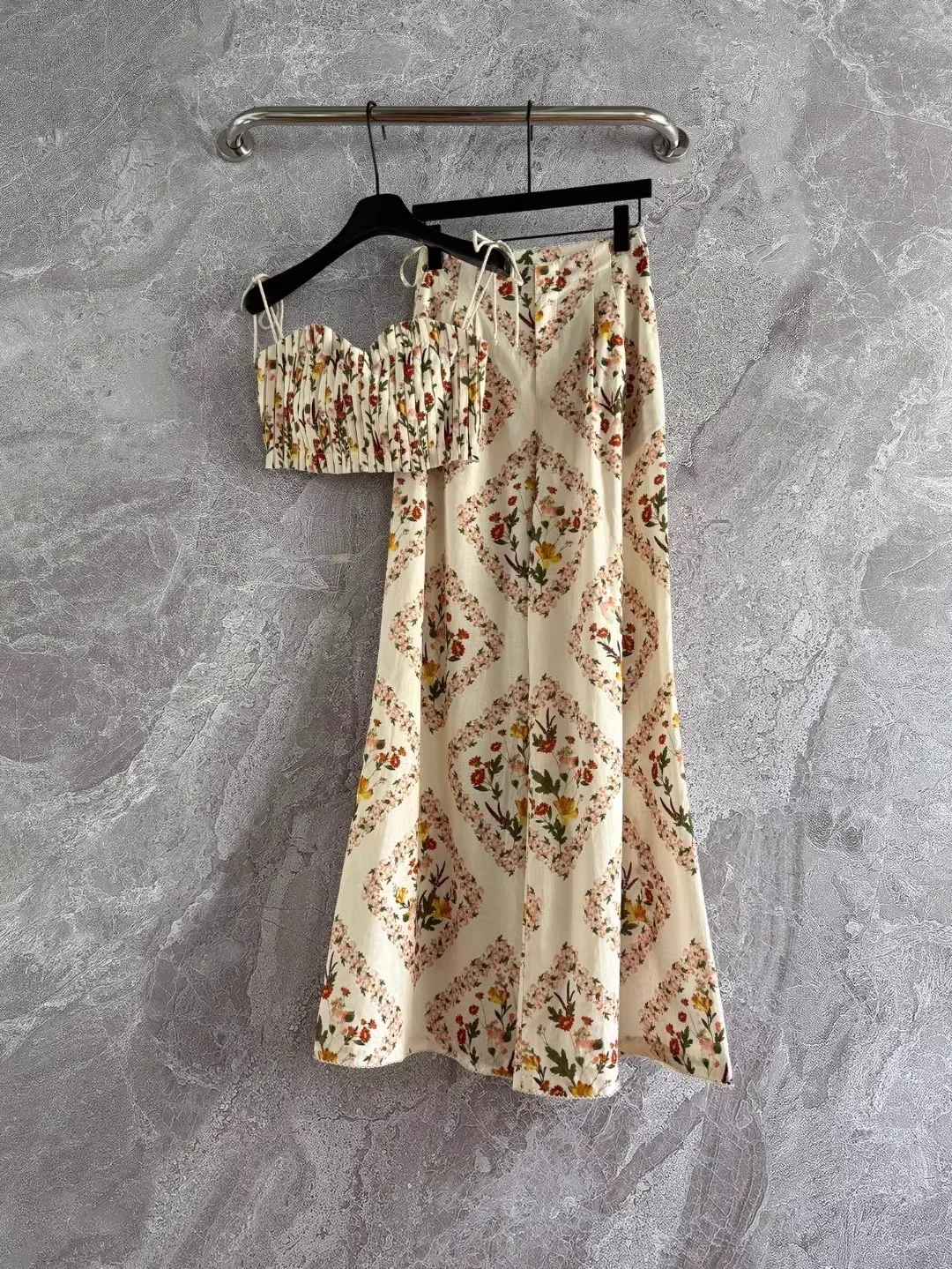 Flower Print Women Linen Set 2025 New Pleated Sleeveless Sling Top + High Waist Straight Wide Leg Pants Casual Suits
Flower Print Women Linen Set 2025 New Pleated Sleeveless Sling Top + High Waist Straight Wide Leg Pants Casual Suits
