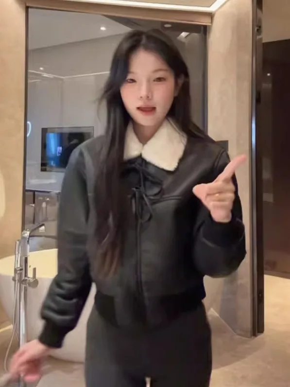 Korean Style Short Fleece Lined Thickened Collar Black Leather Jacket Elegant Personality Small Stature Spring Fashion Outerwear
Korean Style Short Fleece Lined Thickened Collar Black Leather Jacket Elegant Personality Small Stature Spring Fashion Outerwear