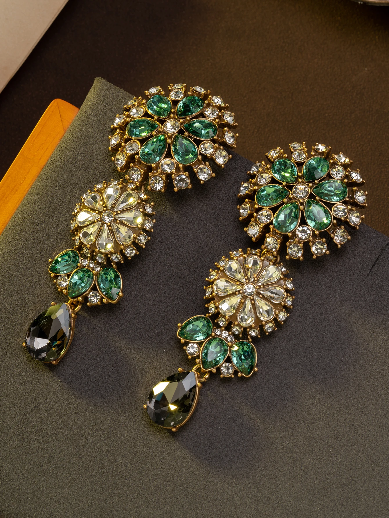 1 Pair of Vintage Rhinestone-Embellished Round Flower-Shaped Elegant and Luxurious Oversized Earrings Suitable for Women to Wear at Daily Events and Banquets, or as a Gift
1 Pair of Vintage Rhinestone-Embellished Round Flower-Shaped Elegant and Luxurious Oversized Earrings Suitable for Women to Wear at Daily Events and Banquets, or as a Gift