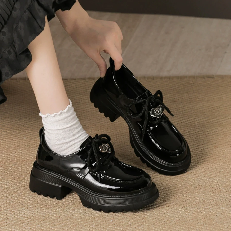 2025 Новые женские туфли: лоферы на толстой подошве, туфли из натуральной кожи на мягкой подошве, маленькие кожаные туфли в британском стиле.
2025 Новые женские туфли: лоферы на толстой подошве, туфли из натуральной кожи на мягкой подошве, маленькие кожаные туфли в британском стиле.