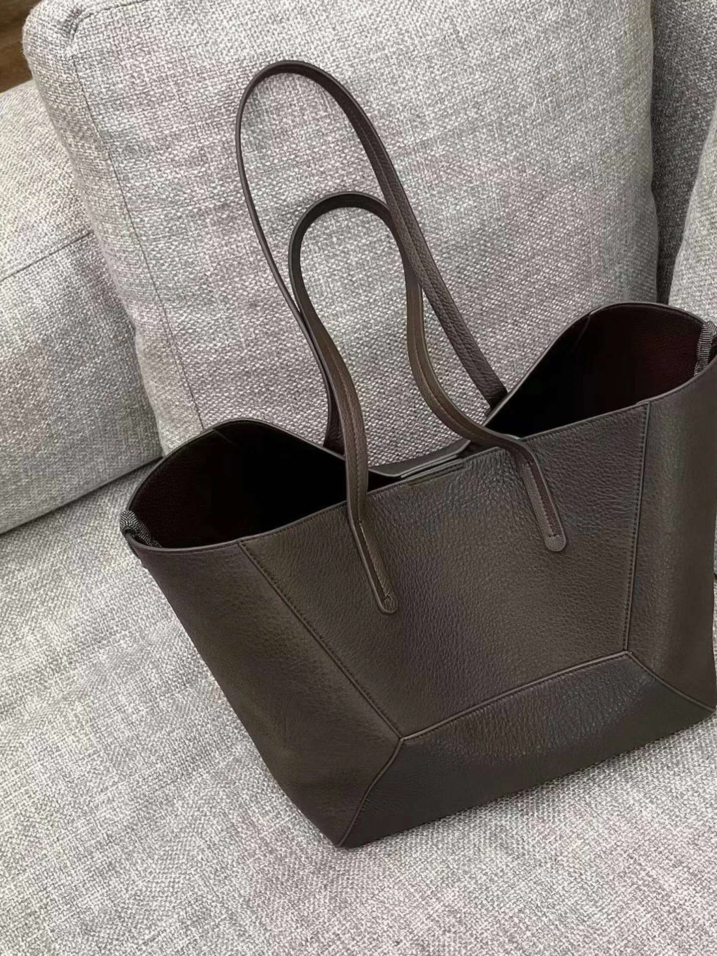 New High-Quality Sheepskin Tote Bag, Large Capacity Shoulder Bag/Handbag, 47X20X26 Cm
New High-Quality Sheepskin Tote Bag, Large Capacity Shoulder Bag/Handbag, 47X20X26 Cm