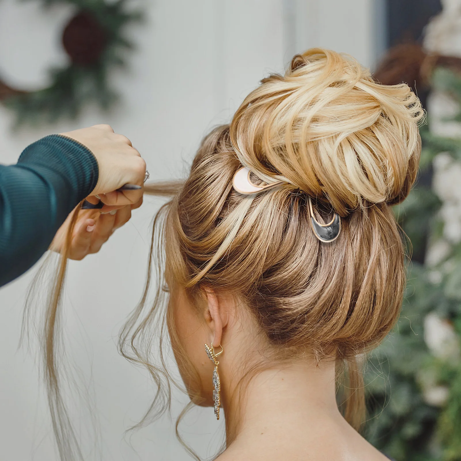 4Pcs U Shape Hair Pins French Style Metal Sticks for Buns Secure Hold Hairstyle Fixer for Women Long Thin Hair Accessories
4Pcs U Shape Hair Pins French Style Metal Sticks for Buns Secure Hold Hairstyle Fixer for Women Long Thin Hair Accessories