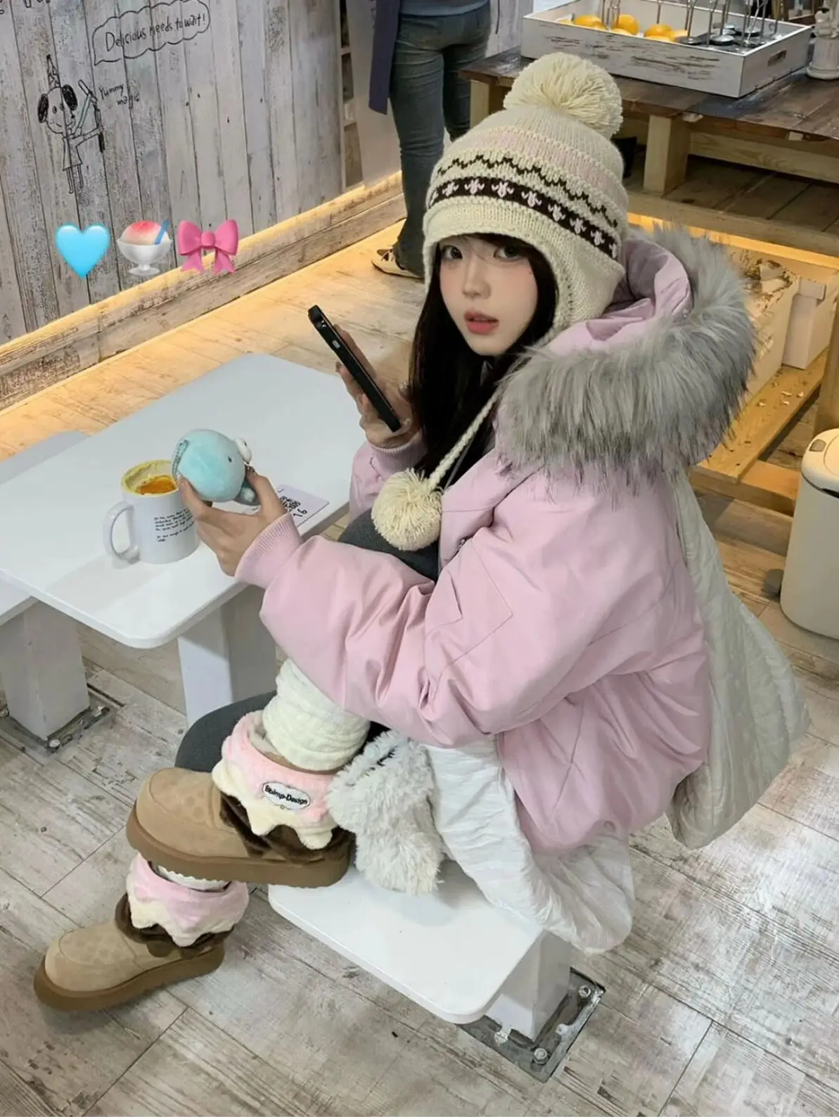 Красная женская зимняя парка: Изысканная, уютная, с диагональными накладными карманами, многокарманная, ветрозащитная, на молнии, в литературном стиле, с меховой отделкой, трендовая
Красная женская зимняя парка: Изысканная, уютная, с диагональными накладными карманами, многокарманная, ветрозащитная, на молнии, в литературном стиле, с меховой отделкой, трендовая