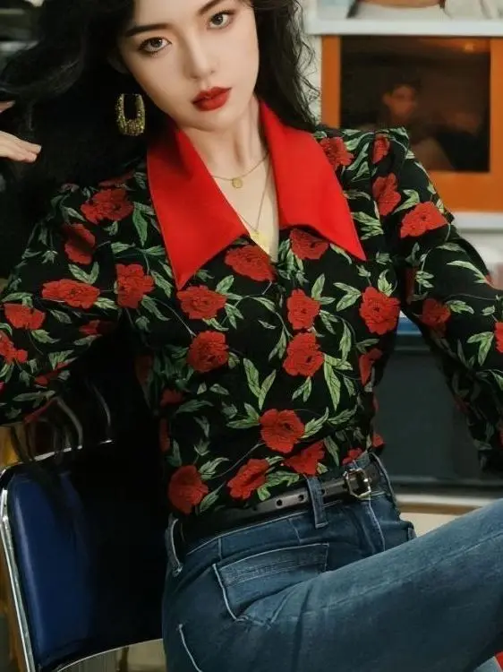 Ретро-рубашка в гонконгском стиле с розовым принтом, длинная, женская, с высокой талией, на поясе, приталенная, средней длины, с воротником и пуговицами
Ретро-рубашка в гонконгском стиле с розовым принтом, длинная, женская, с высокой талией, на поясе, приталенная, средней длины, с воротником и пуговицами