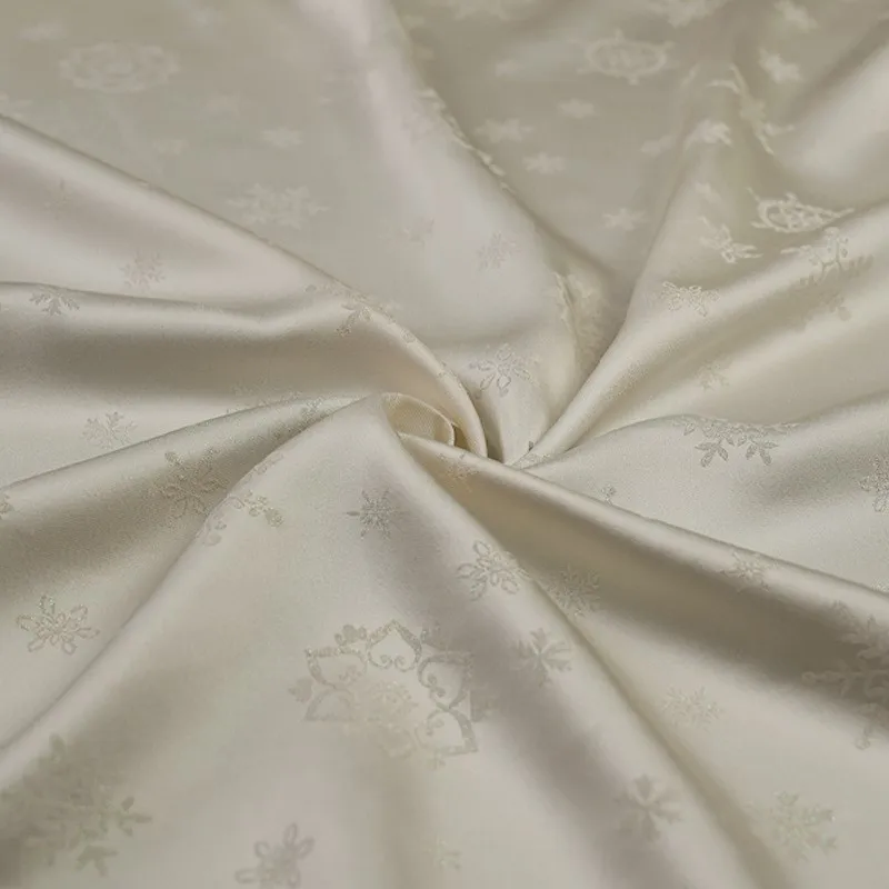 Woven gold pure silk new Chinese-style Hanfu cheongsam and waistcoat fabric
Woven gold pure silk new Chinese-style Hanfu cheongsam and waistcoat fabric