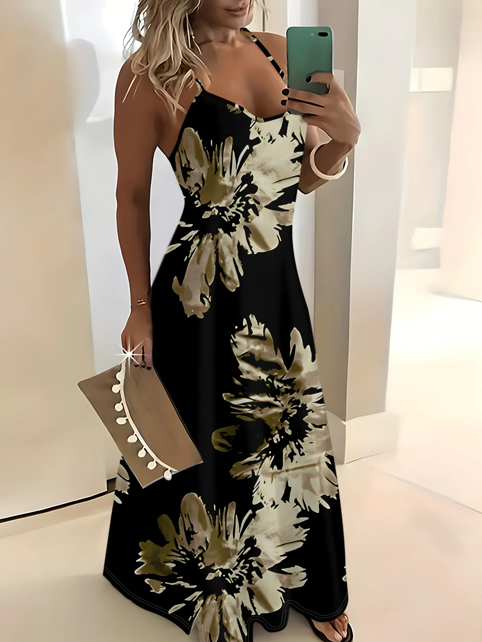 Платье макси с принтом в цветочек бежево-золотого цвета, черные бретельки-спагетти
Платье макси с принтом в цветочек бежево-золотого цвета, черные бретельки-спагетти